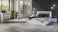 Schlafzimmer-Set PAVORA  – 6-teilig mit Schiebetürenschrank, Bett 160×200 cm, wahlweise mit oder ohne Bettkasten, Lattenrost, Kommode und 2 Nachttischen – Alpinweiß / Weiß Hochglanz